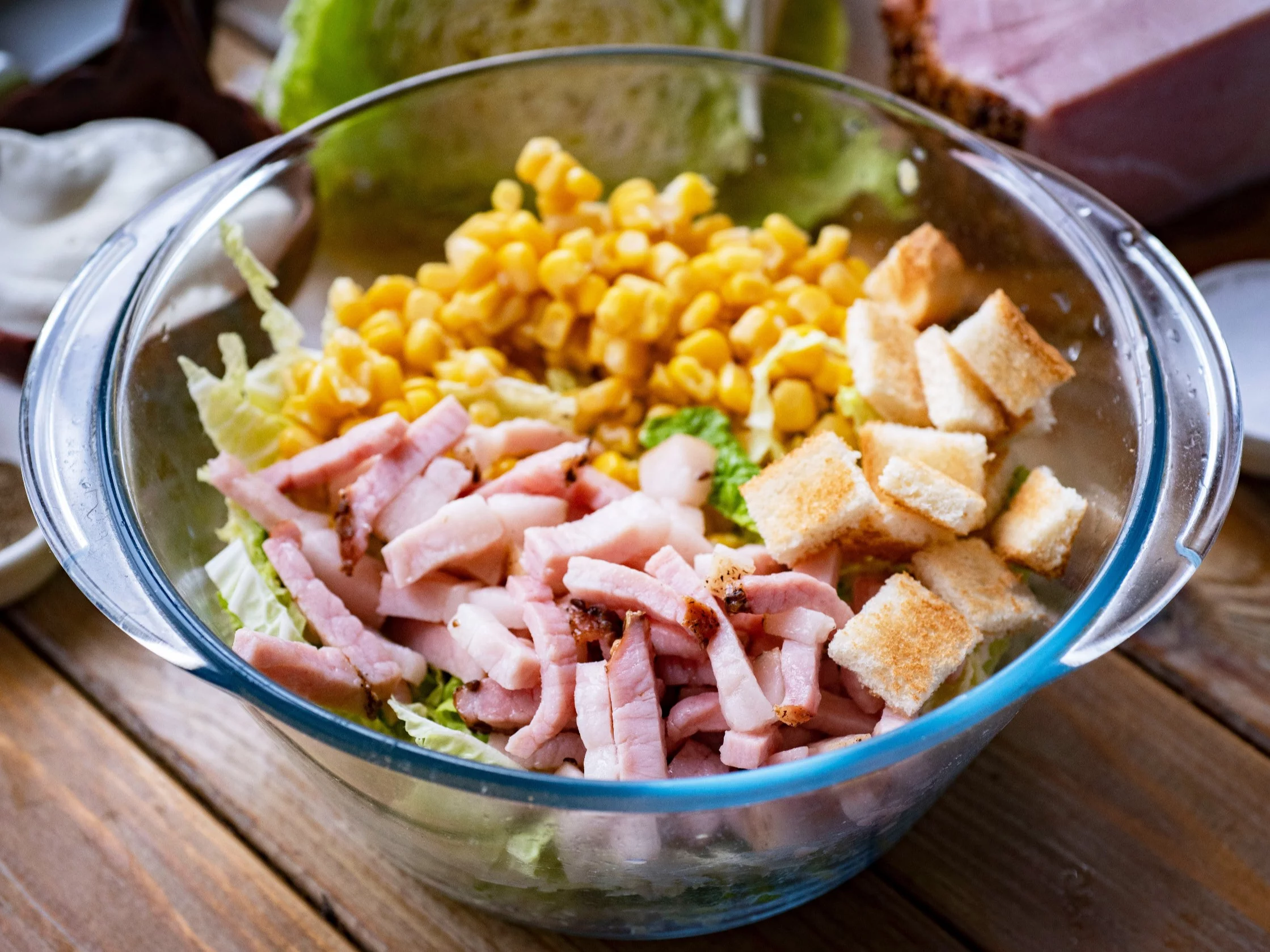 Sałatka z szynką i grzankami