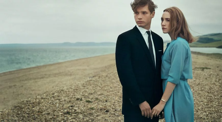 kad z filmu "Na plaży Chesil" (2017)