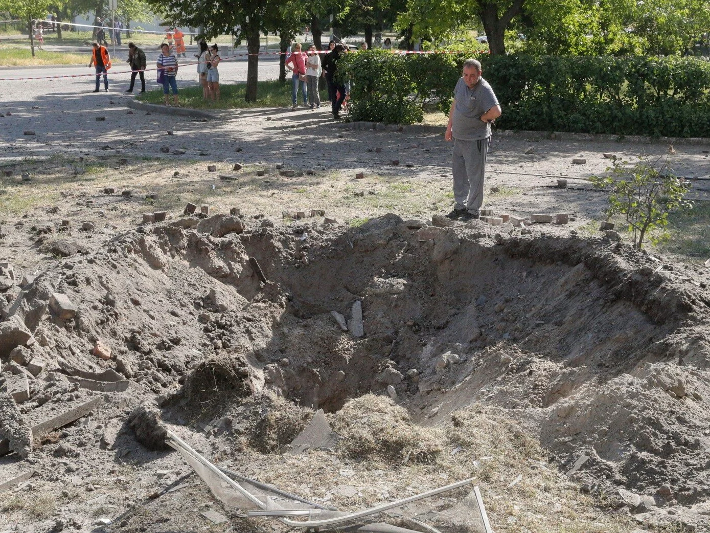 Krater w Kijowie po rosyjskim ostrzale 1 czerwca