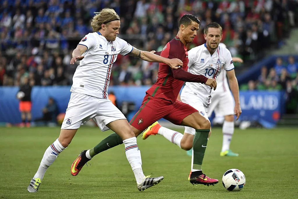 Cristano Ronaldo oraz Birkir Bjarnason i Gylfi Sigurdsson