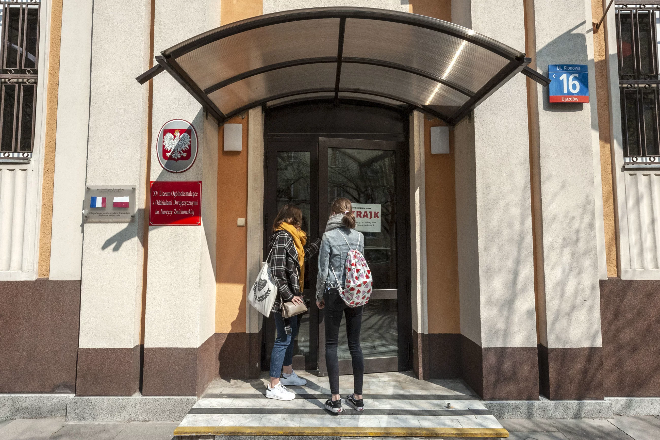 Uczniowie przed jedną ze szkół po rozpoczęciu protestu (9 kwietnia)