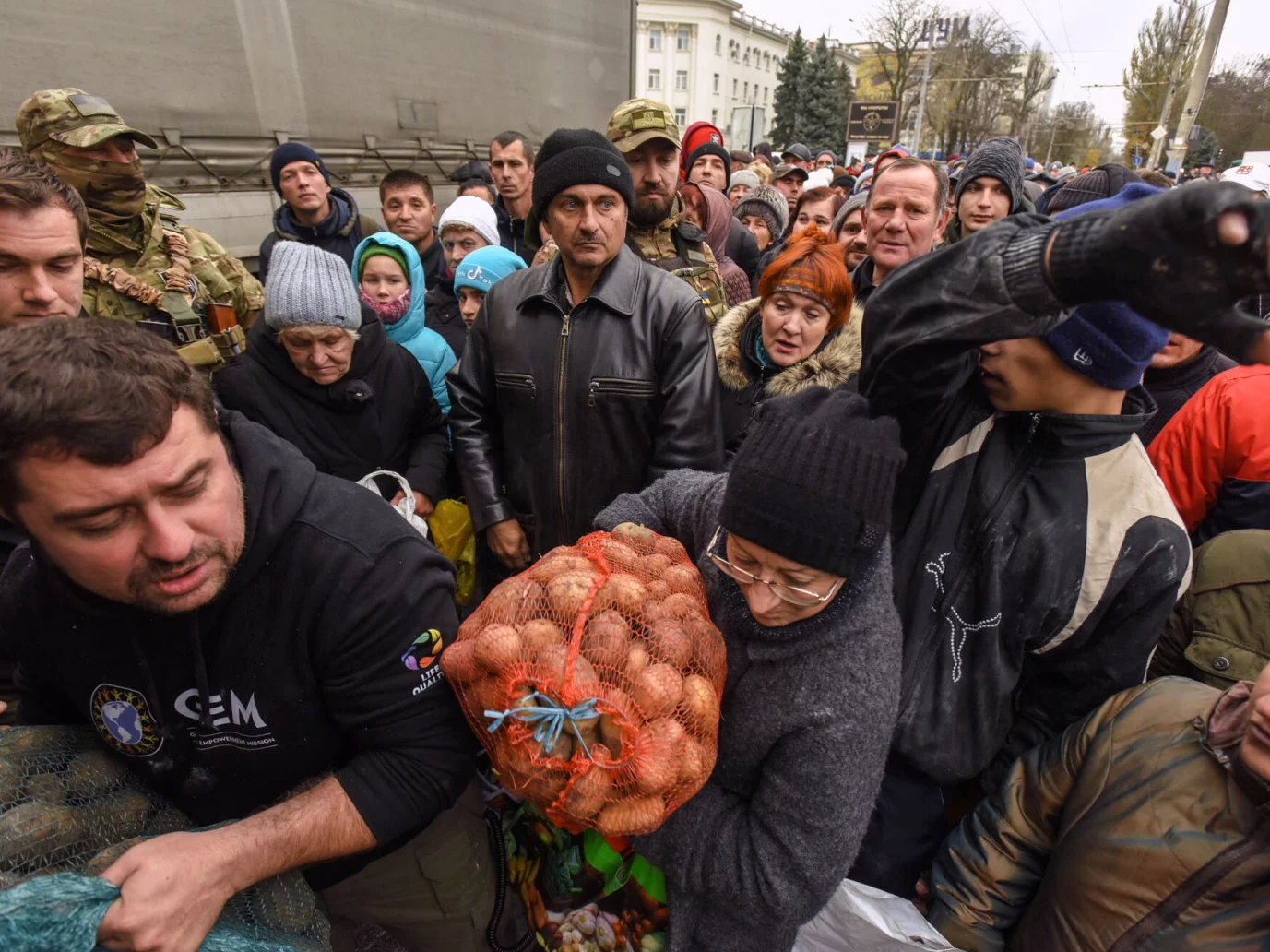 Pomoc humanitarna w okolicach Chersonia