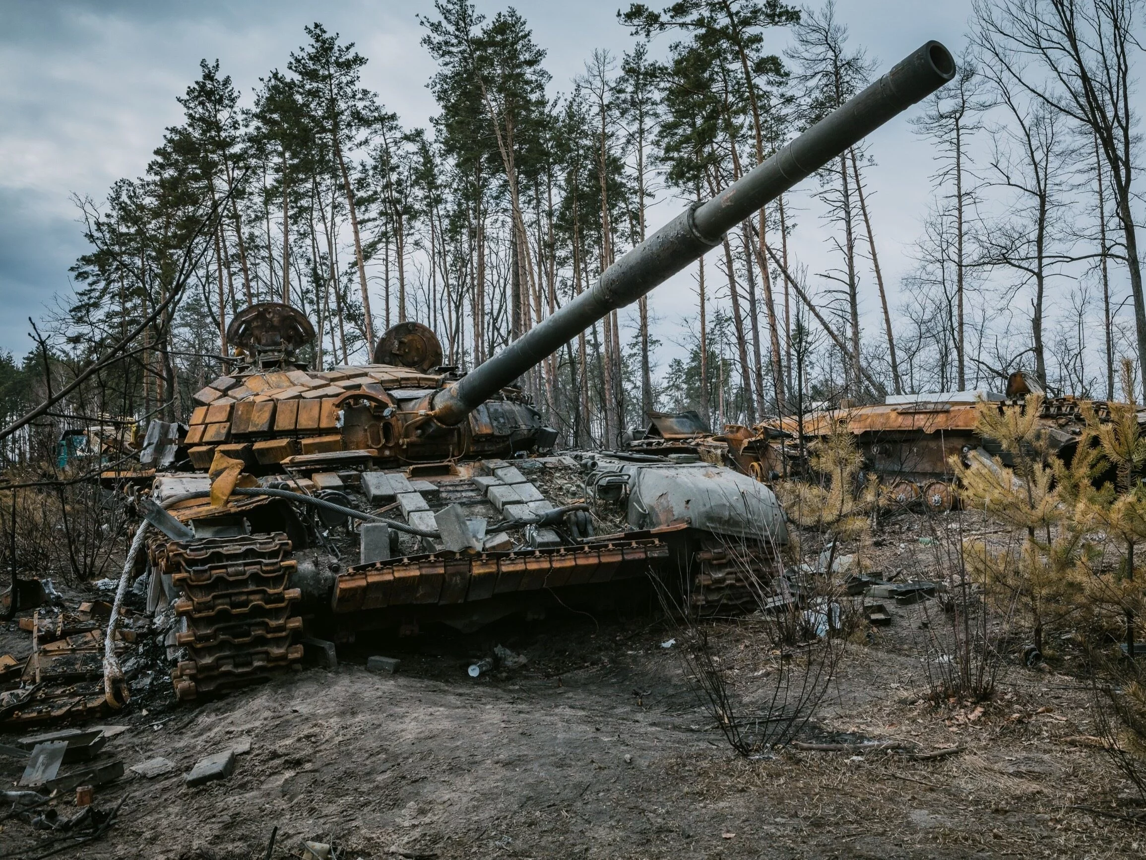 Przedmieścia Kijowa. Rosyjski czołg znokautowany przez ukraińską armię