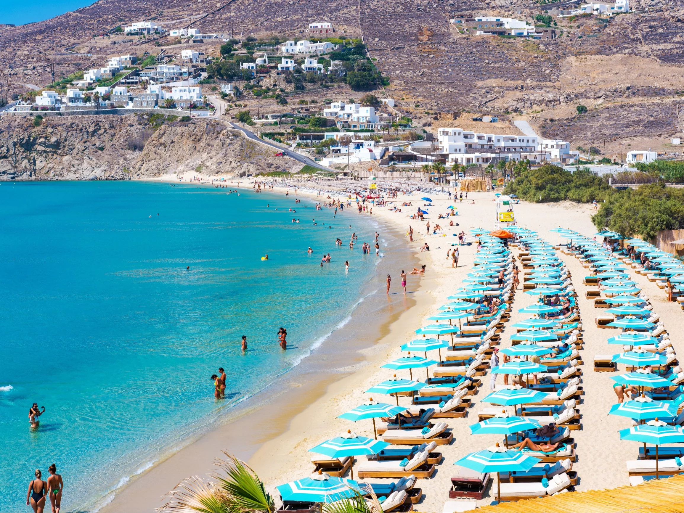 Turyści na plaży Kalo Livadi, Mykonos