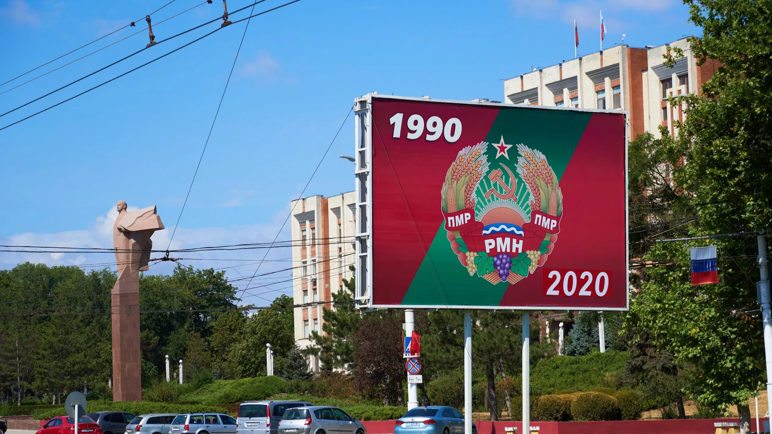 Billboard upamiętniający niepodległość Naddniestrza. W tle Pomnik Lenina i Rada Najwyższa