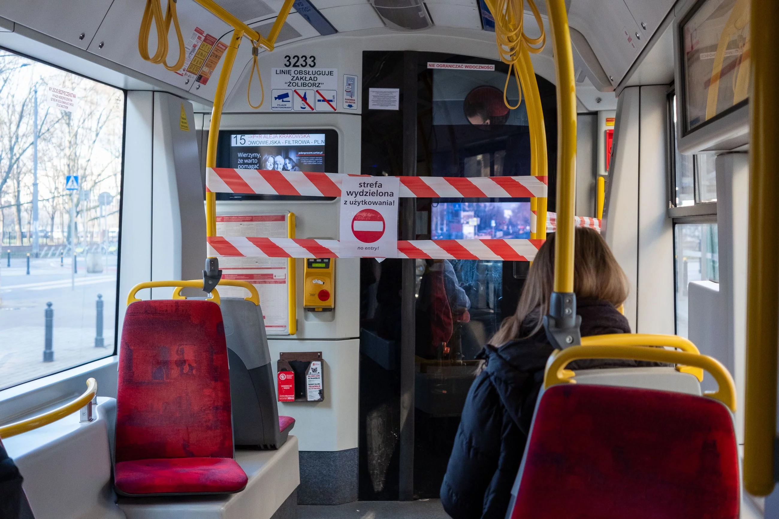 Warszawski tramwaj. Motorniczy odizolowany taśmą od pasażerów