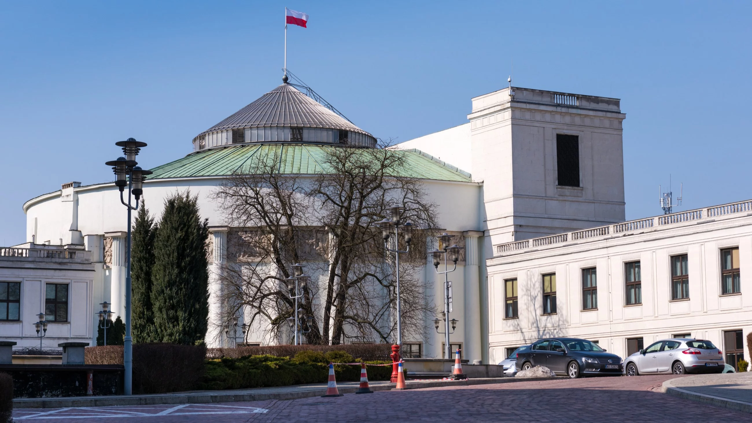 Budynek Sejmu i zaparkowane samochody, zdjęcie ilustracyjne