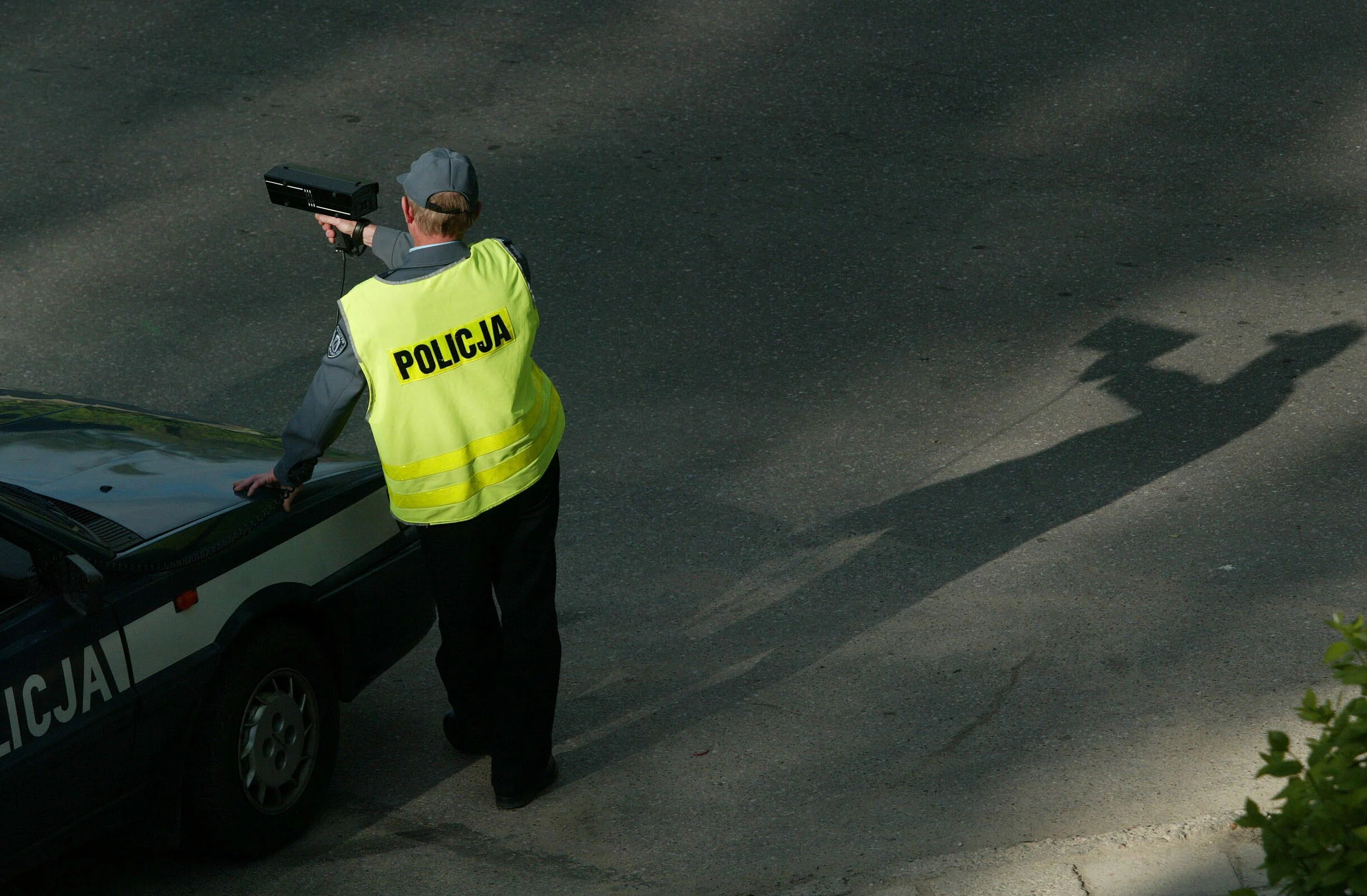 Policjant podczas kontroli prędkości