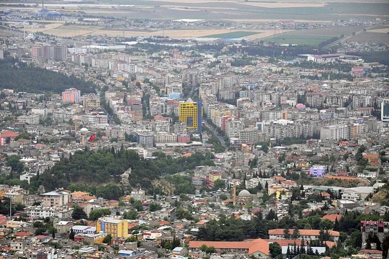 Miasto Kahramanmaras  i najdziwniejszy budynek świata w jego centrum (żółty)