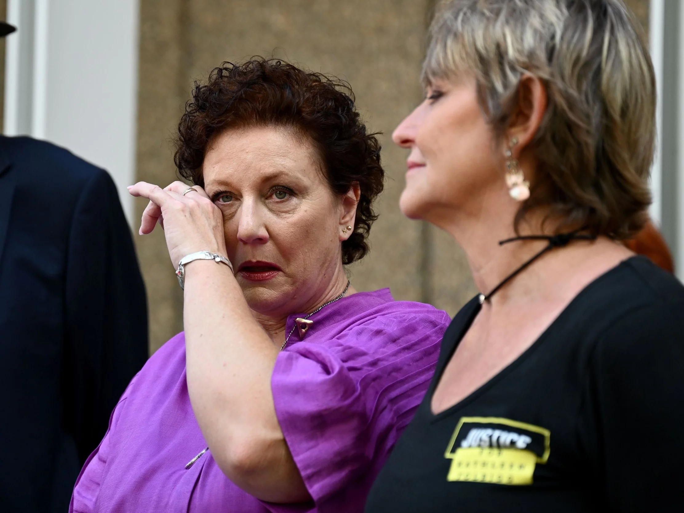 Kathleen Folbigg (z lewej)