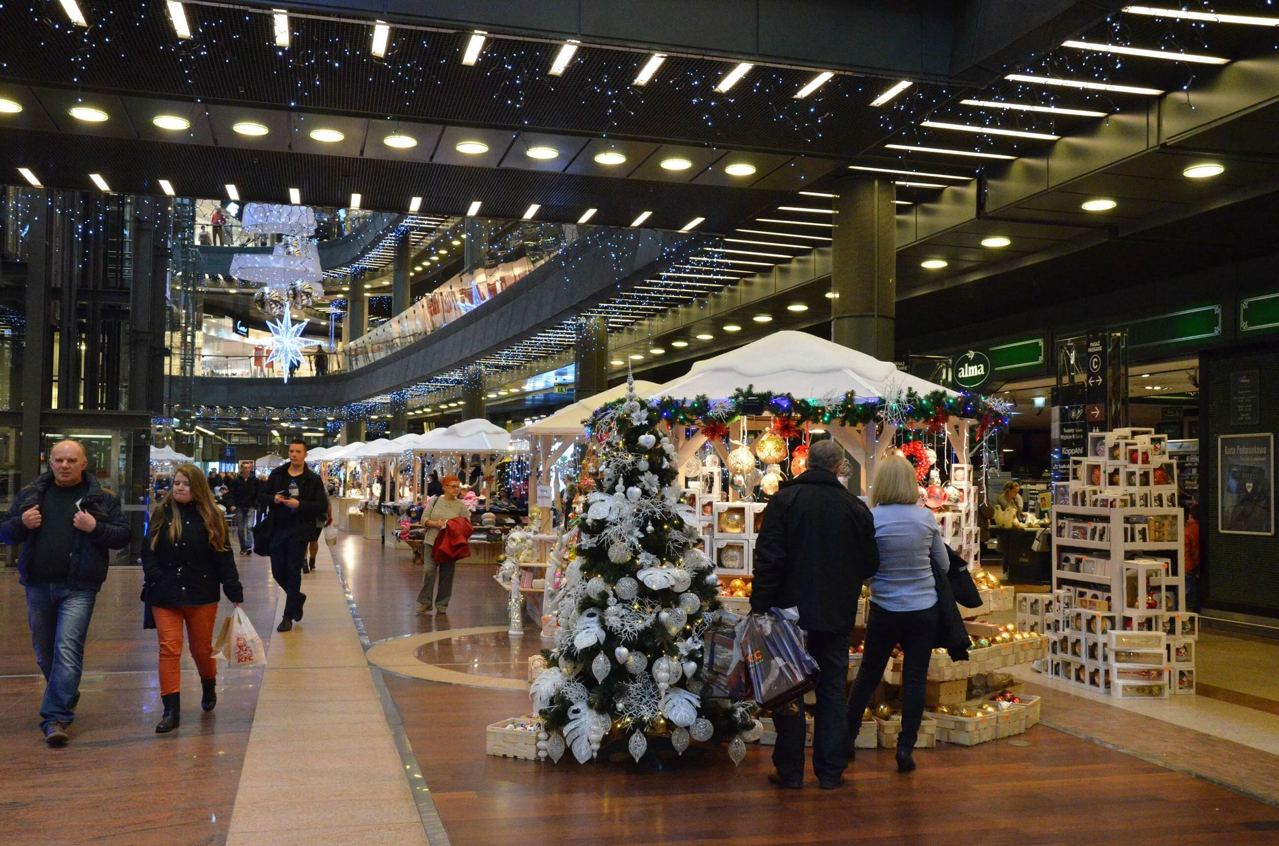 Jarmark bożonarodzeniowy w galerii handlowej