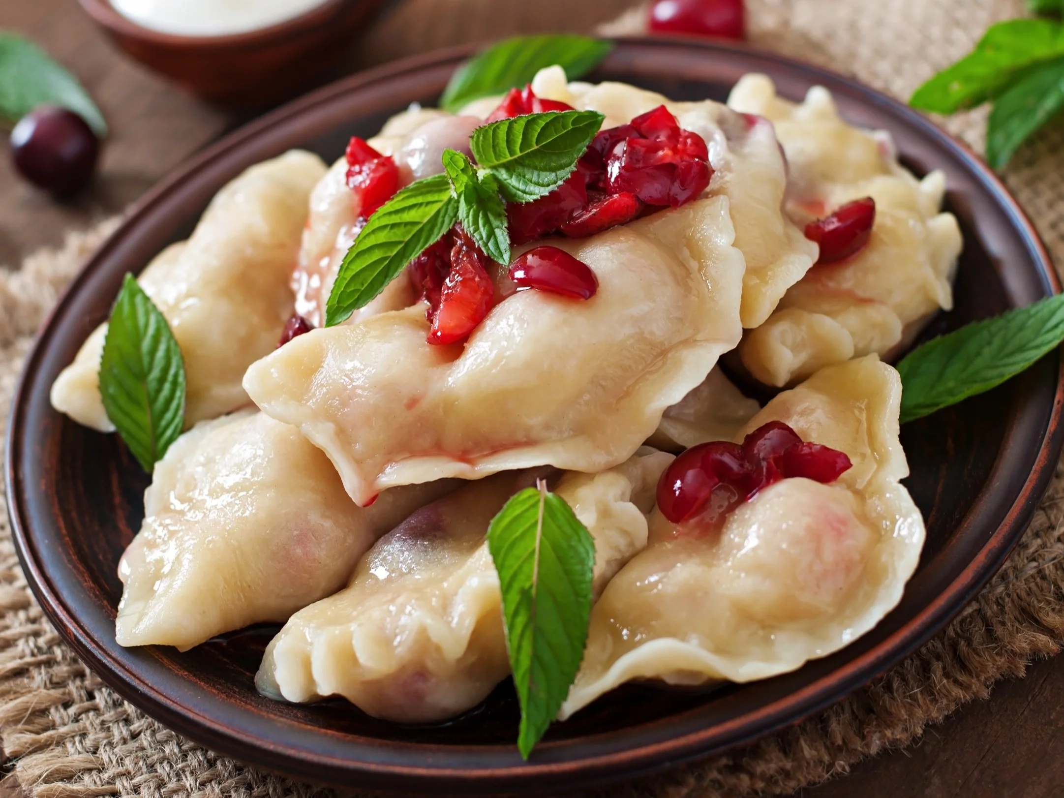 Udekorowane pierogi na talerzu