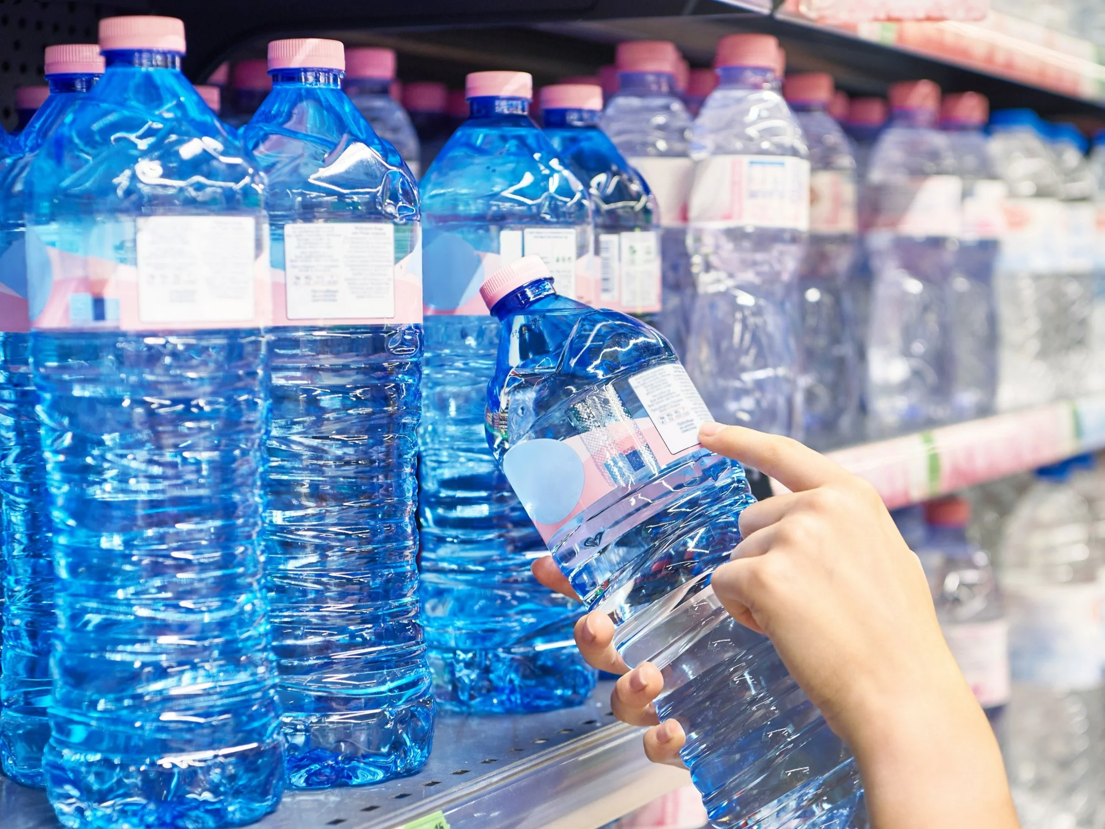 Dietetycy wskazali najlepszą wodę z Biedronki. Kupuję od razu po dwie zgrzewki
