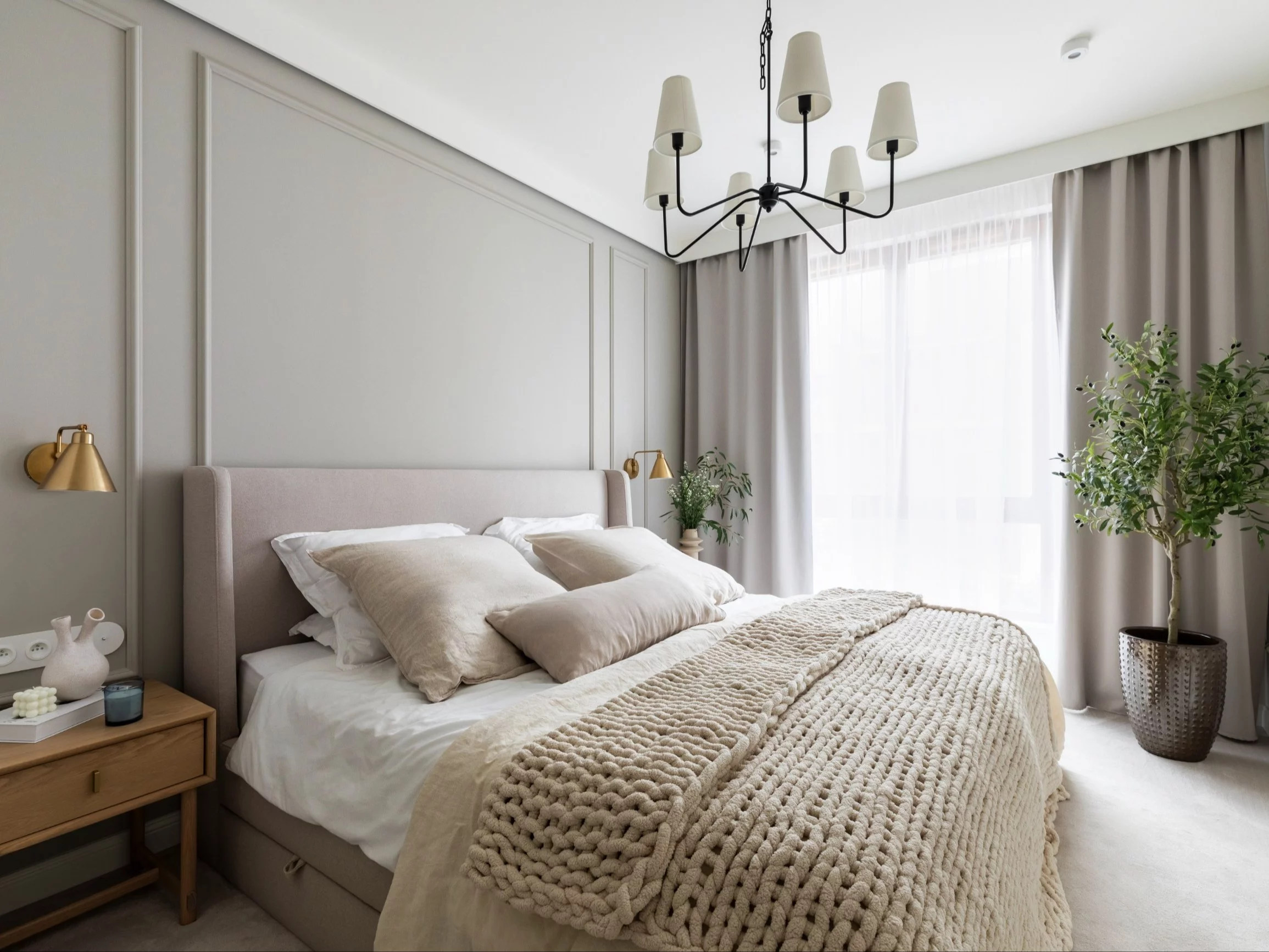 Beże i kolory ziemi w sypialni to sprawdzony wybór architektów – uspokajają, ocieplają wnętrze i sprzyjają regeneracji po całym dniu