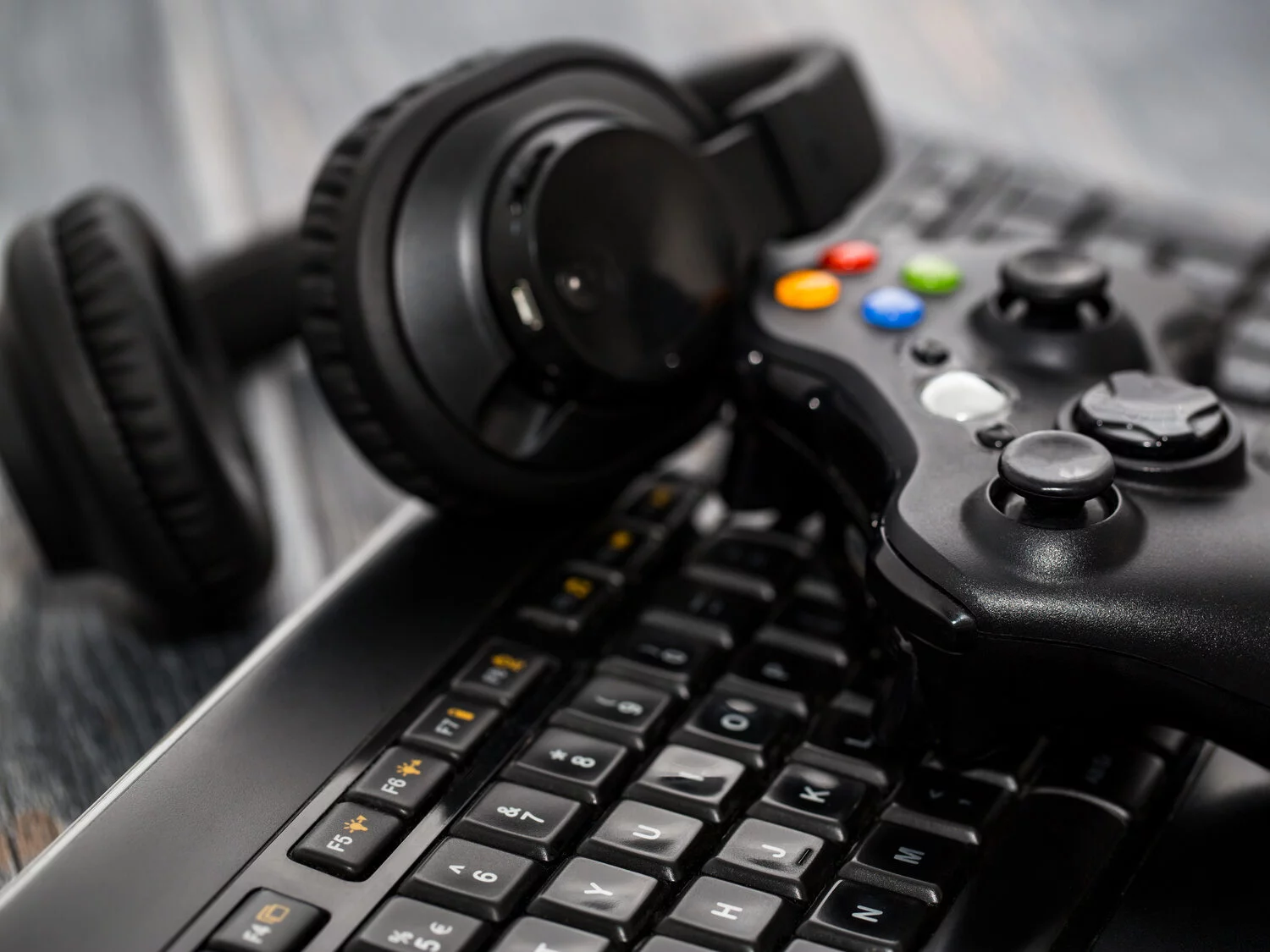 Klawiatura, słuchawki, gamepad