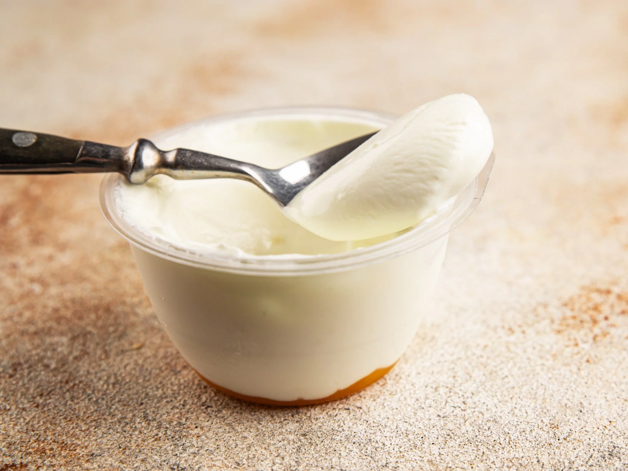 Dietetyk wskazał najlepszy jogurt z Biedronki na redukcję. Ma tylko 2 składniki i 64 kcal