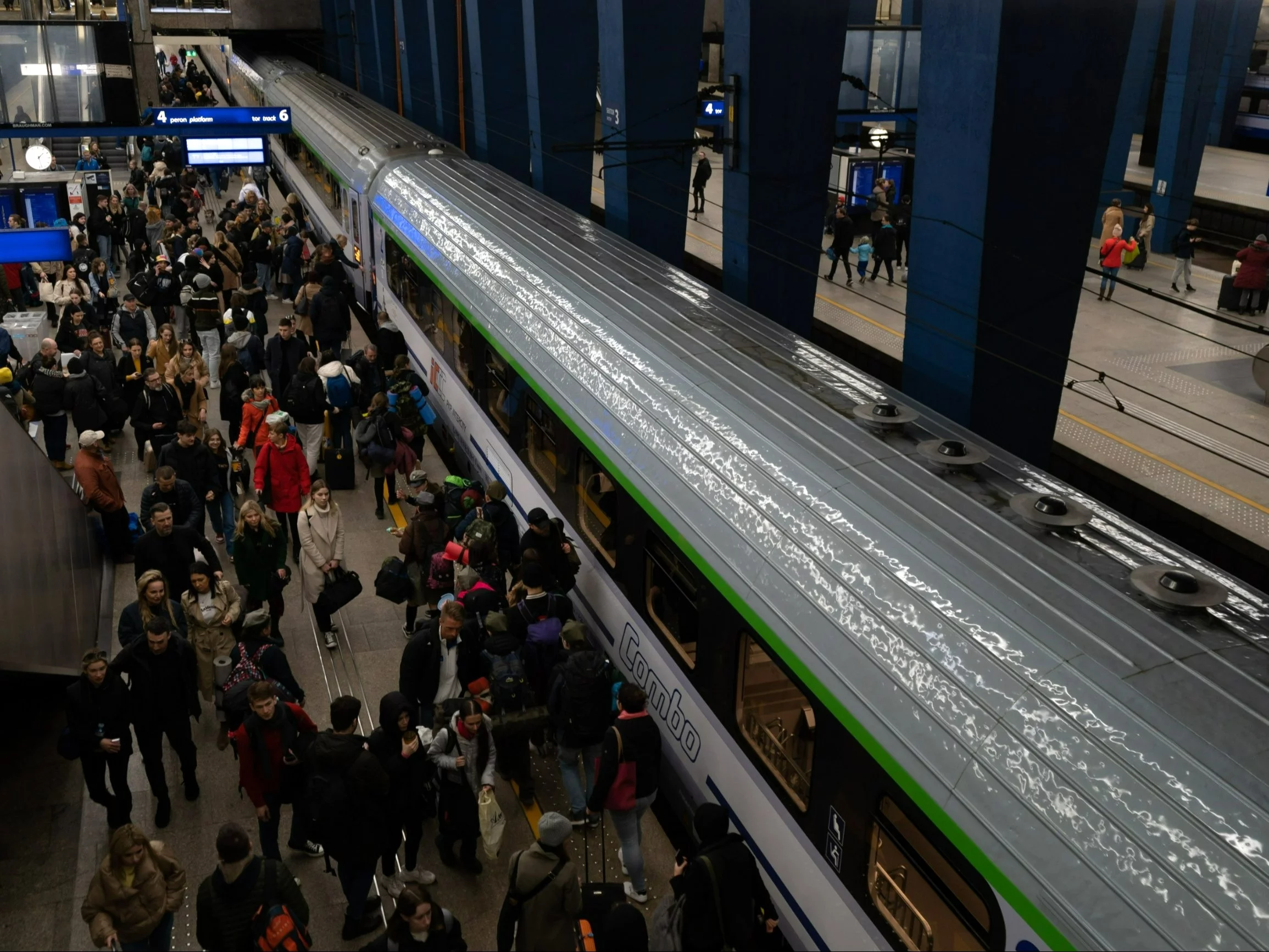 Tłumy na dworcu Warszawa Centralna