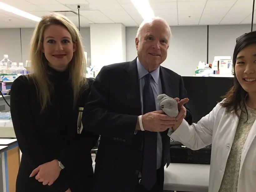 Elizabeth Holmes i Jonh McCain w 2015 roku