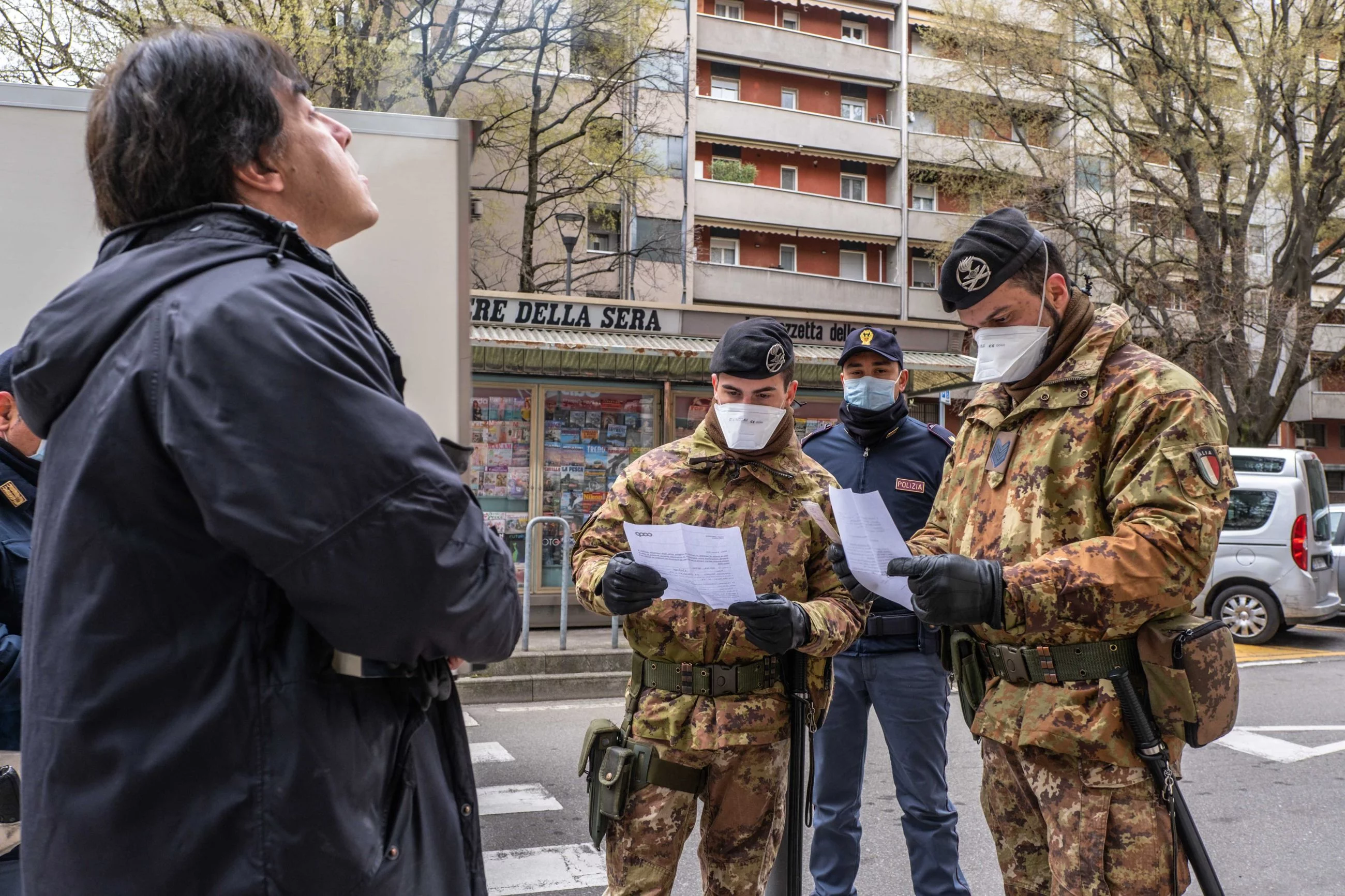 Kontrola na ulicy Rozzano w Lombardii