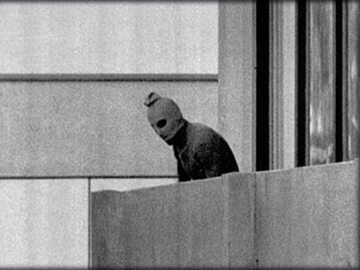 Najsłynniejsze zdjęcie, dokumentujące masakrę w Monachium. Jeden z terrorystów stoi na balkonie pokoju w wiosce olimpijskiej, w którym początkowo przetrzymywano zakładników.