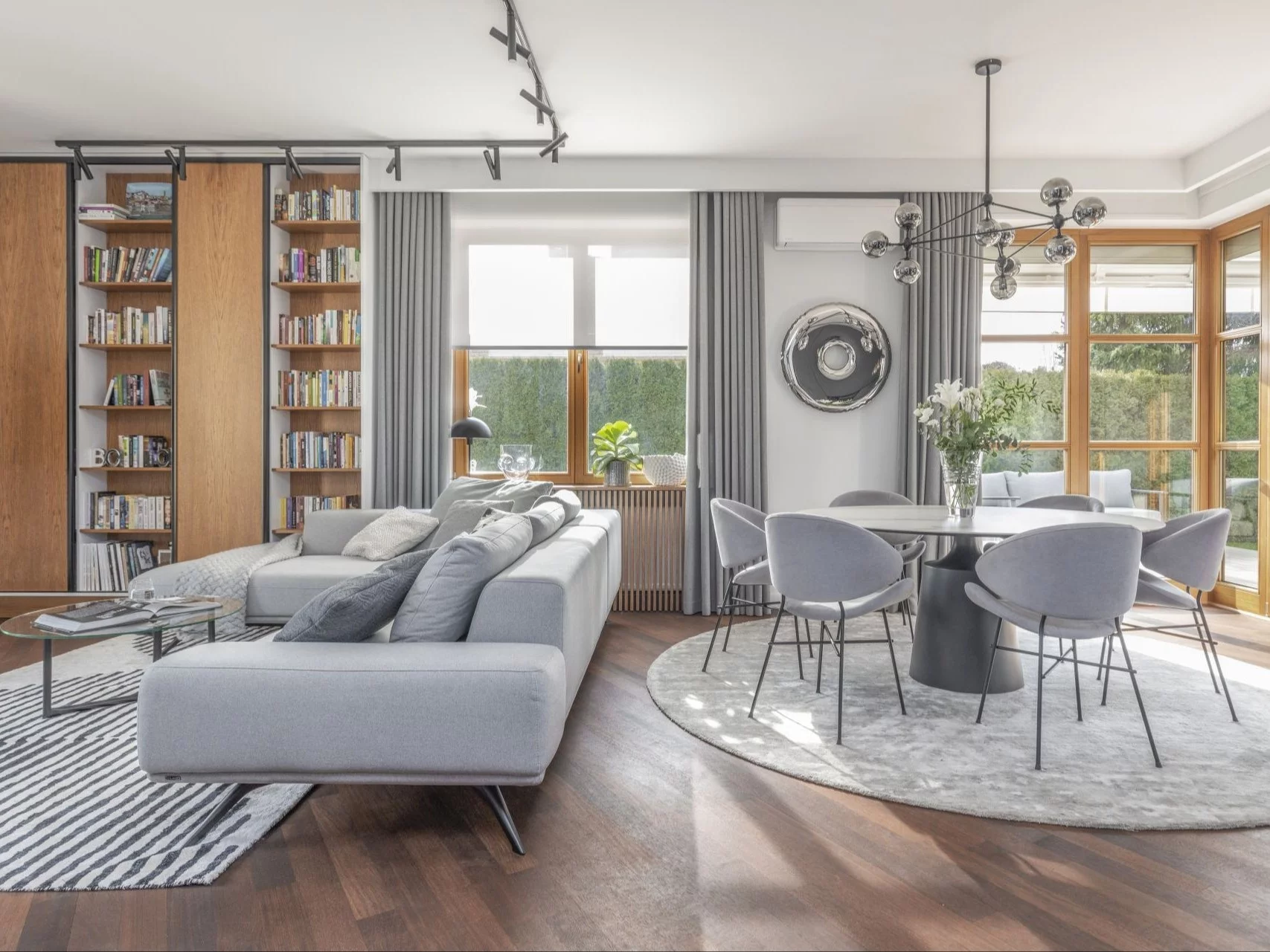 Wszystkie odcienie szarości. Dom jednorodzinny w Konstancinie, projekt SAAN Architekci