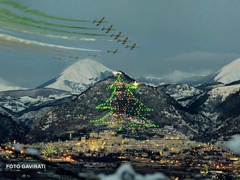 Największa na świecie choinka już świeci. Jest dwa razy wyższa od wieży Eiffela