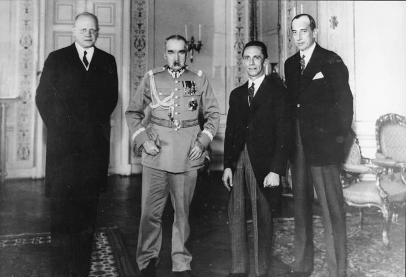 Niemiecka delegacja w Warszawie 1935 roku. Od lewej Hans Adolf von Moltke, Józef Piłsudski, Joseph Goebbels oraz Józef Beck