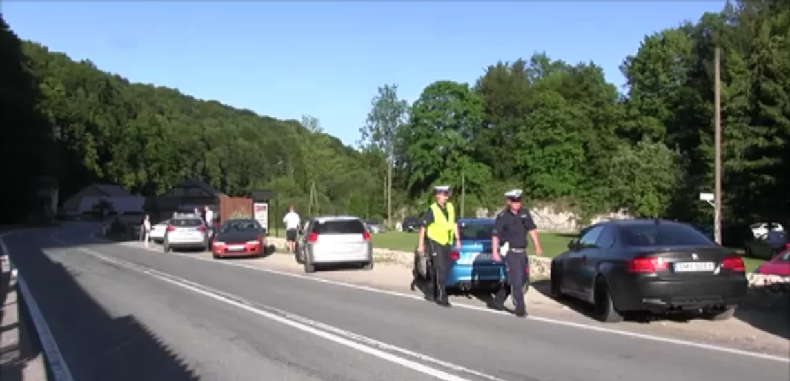 Kontrola policji na zjeździe tunerów w Pieskowej Skale