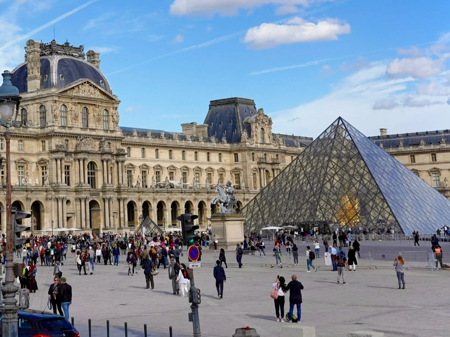 Nowe informacje o złodzieju z Luwru. Jego historia to materiał na film