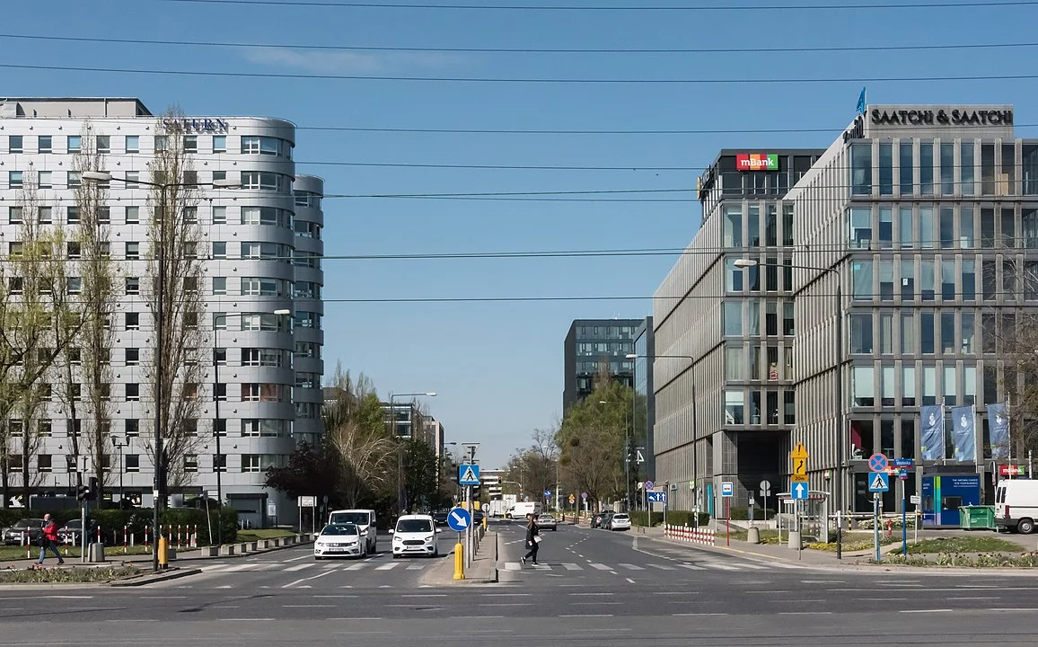 Warszawa. Ulica Domaniewska przy skrzyżowaniu z ul. Wołoską