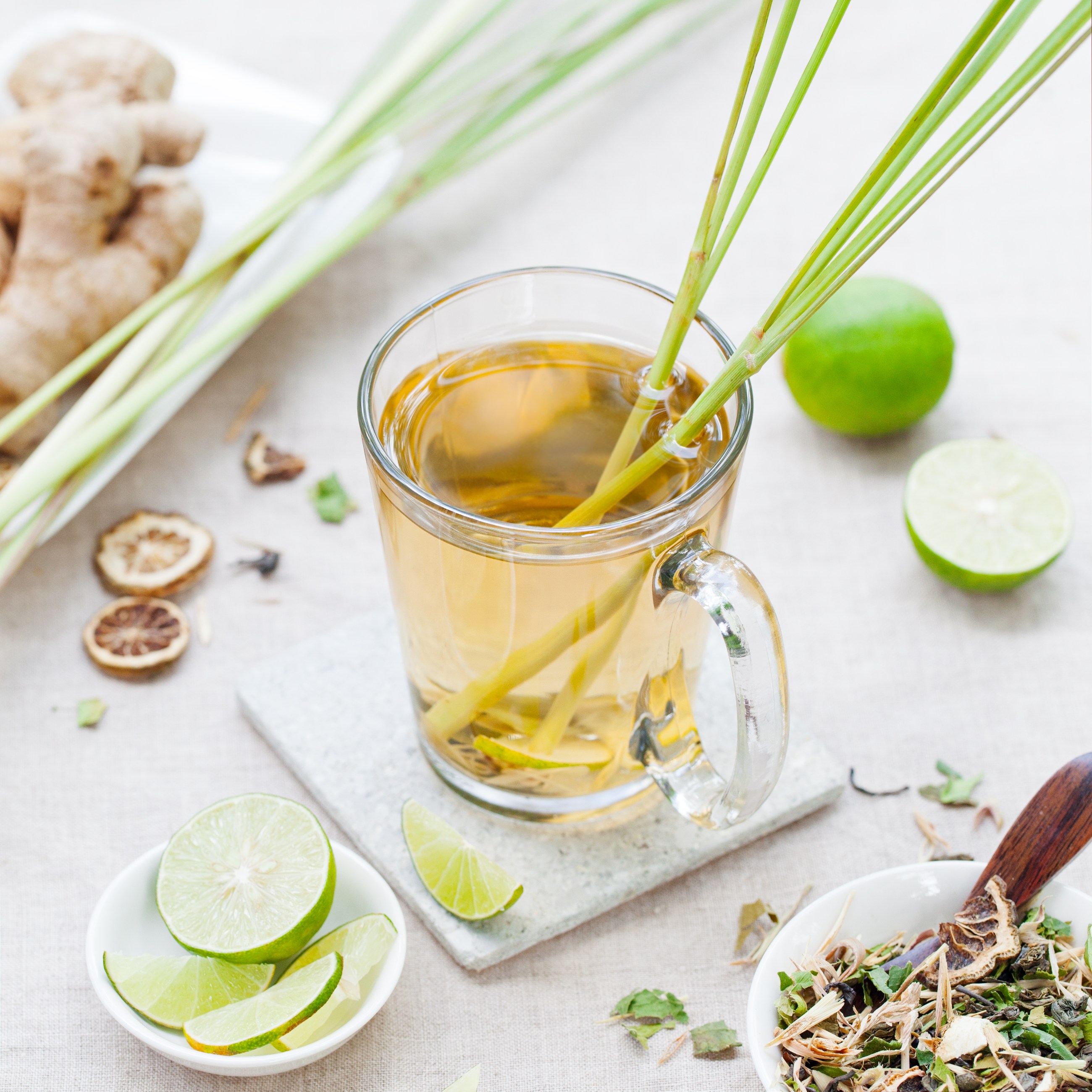 Leczy migreny i stany zapalne. Dowiedz się, jak przyrządzić napar z trawy cytrynowej