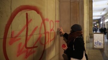 Napis LGBT na murach warszawskiego MDM