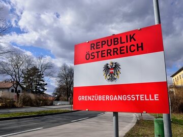 Napisy na tablicy oznaczają: „Republika Austrii. Przejście graniczne”.