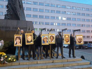 Narodowcy powiesili zdjęcia polityków PO na szubienicach