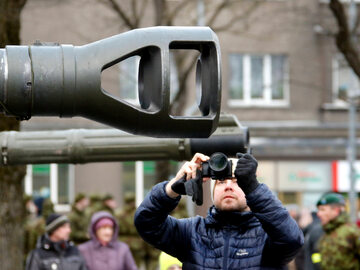 Narwa, Estonia, 03 stycznia 2020 r. W pobliżu przejścia granicznego z Rosją trwają obchody 100. rocznicy zawieszenia broni w czasie wojny o niepodległość