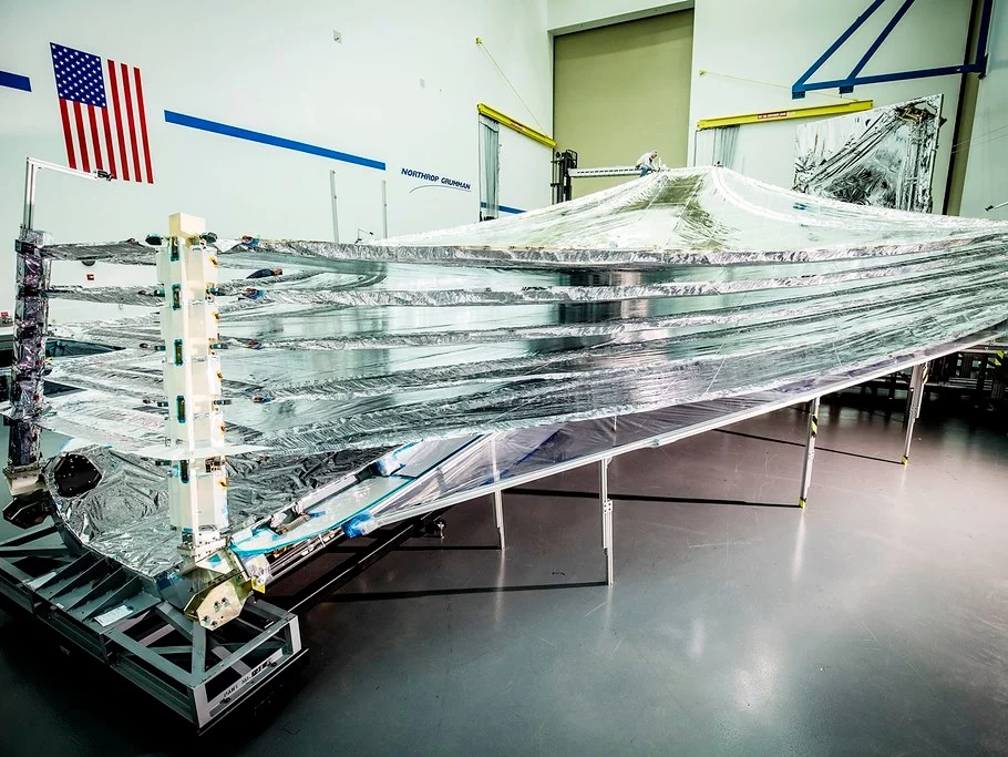 Tarcza słoneczna teleskopu Webba w laboratorium NASA