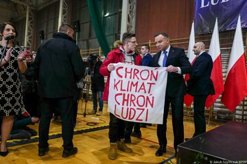 Nastolatek z transparentem podczas wizyty Andrzeja Dudy