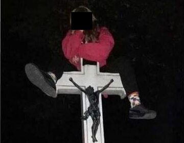 Nastolatka wdrapała się na krzyż