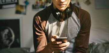 Nastolatki coraz wcześniej trafiają na pornografię w sieci, obniża się też wiek inicjacji