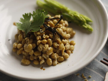 Natto – potrawa ze sfermentowanych ziaren soi, zdjęcie ilustracyjne