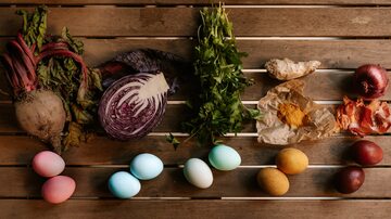 Naturalne barwniki do jajek wielkanocnych – ekologiczny sposób na piękne kraszanki