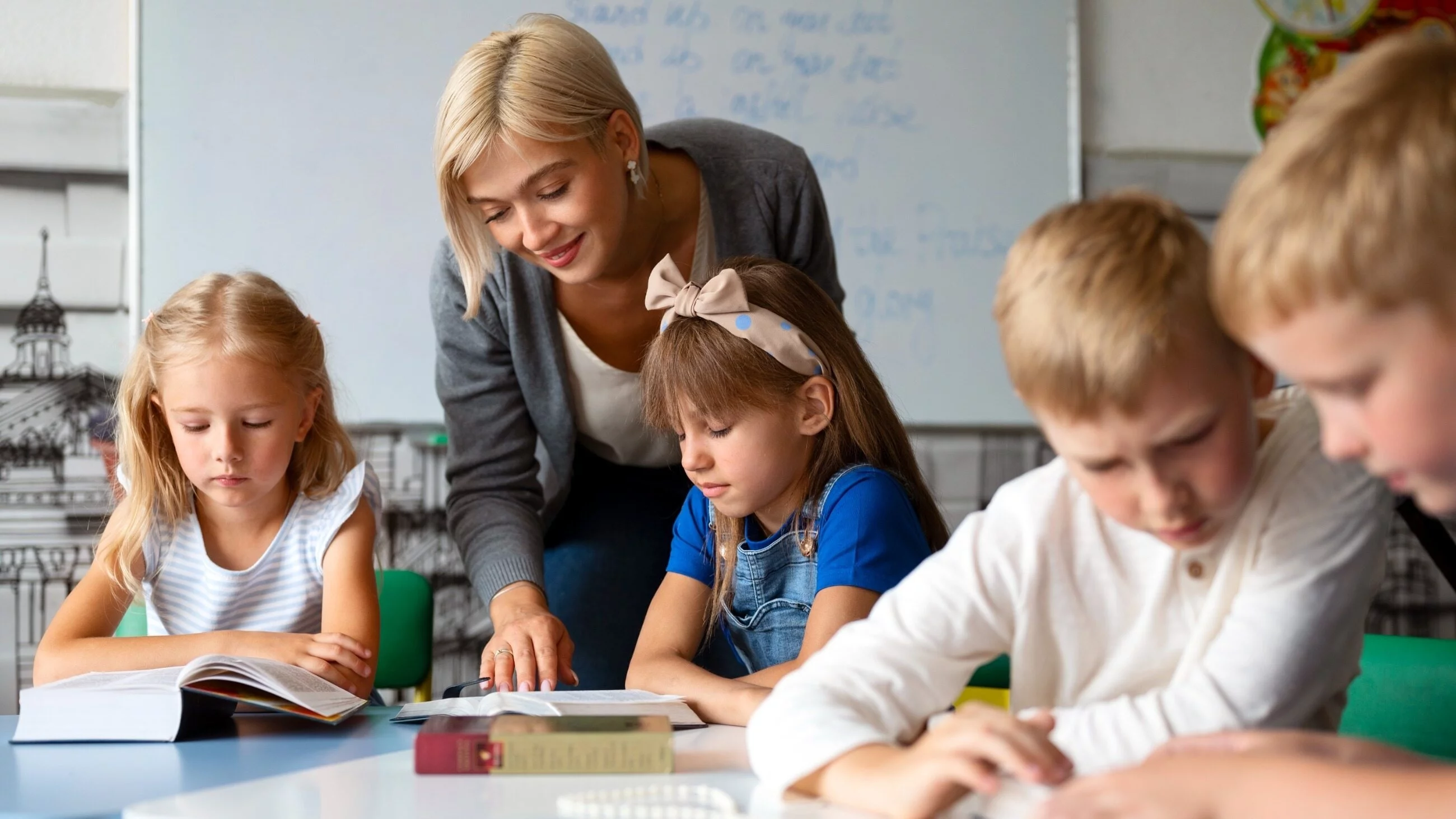 Nauczycielka z dziećmi