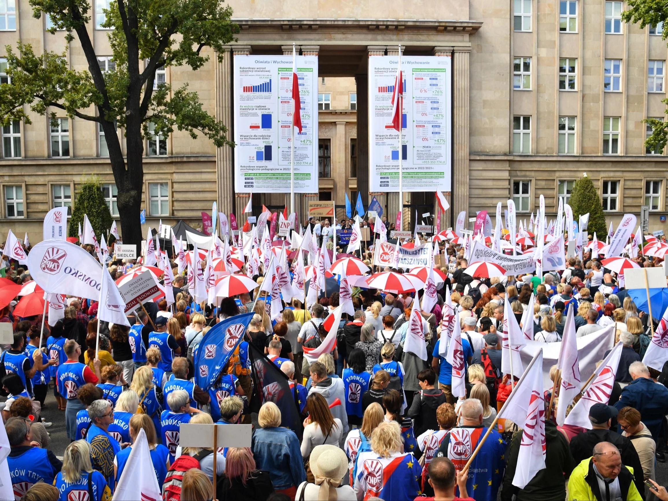 Zorganizowana przez ZNP pikieta pod hasłem: „Lekcja obywatelska. Temat: Edukacja jest najważniejsza!” przed siedzibą Ministerstwa Edukacji i Nauki w Warszawie