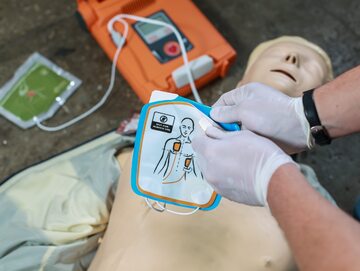 Nauka pierwszej pomocy (defibrylator AED).