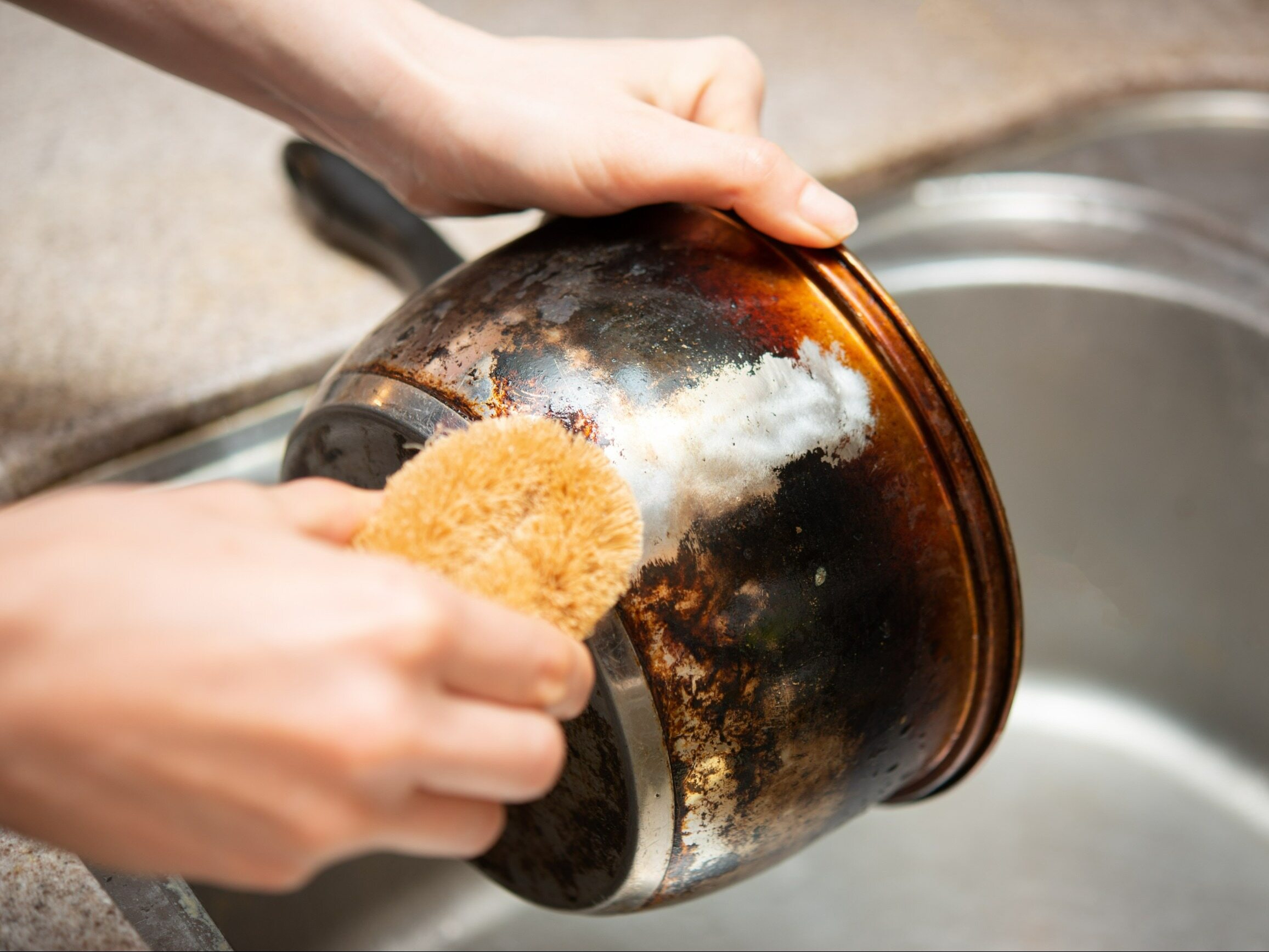 Как очистить сковороду от застарелого жира. Как отмыть кастрюлю от пригоревшего нагара.