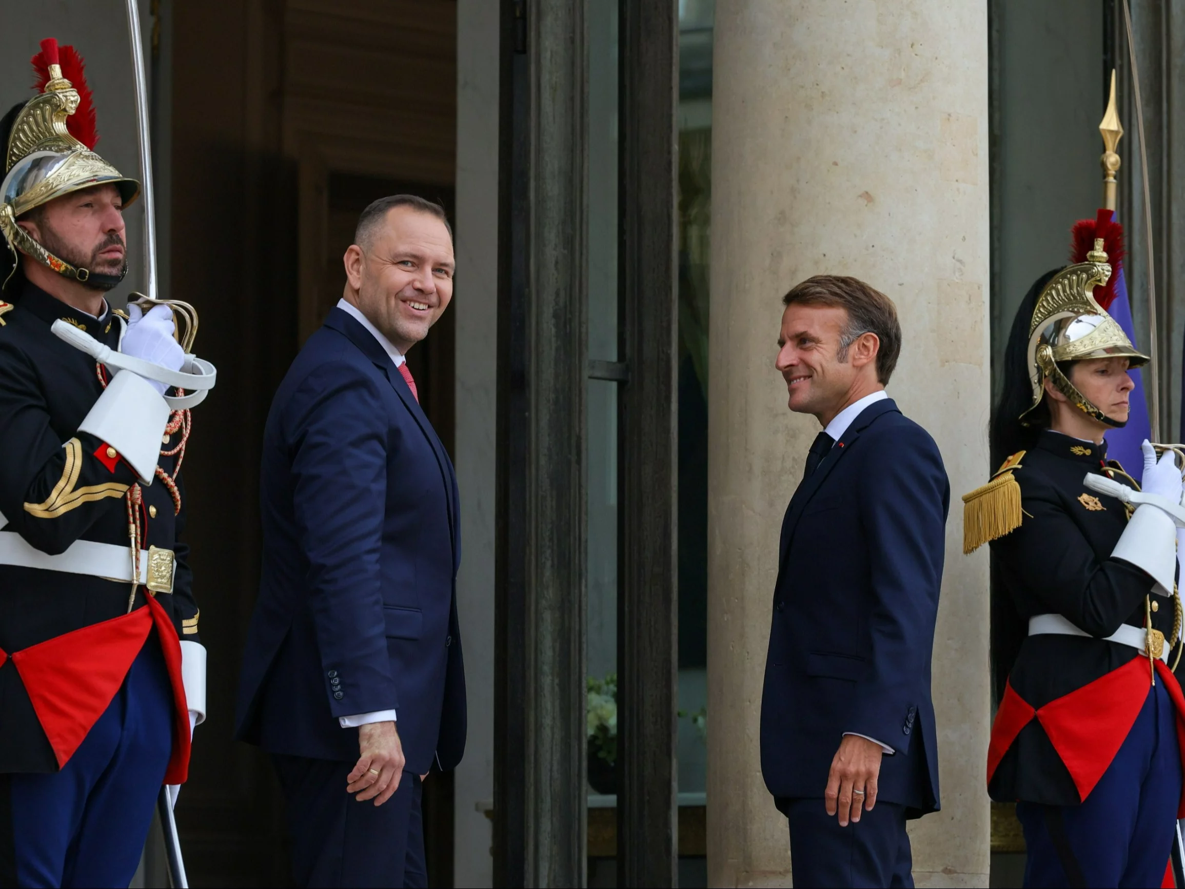 Nawrocki naśladuje Trumpa? Ten gest przykuł uwagę. „Kolejne zdjęcie z palcem”