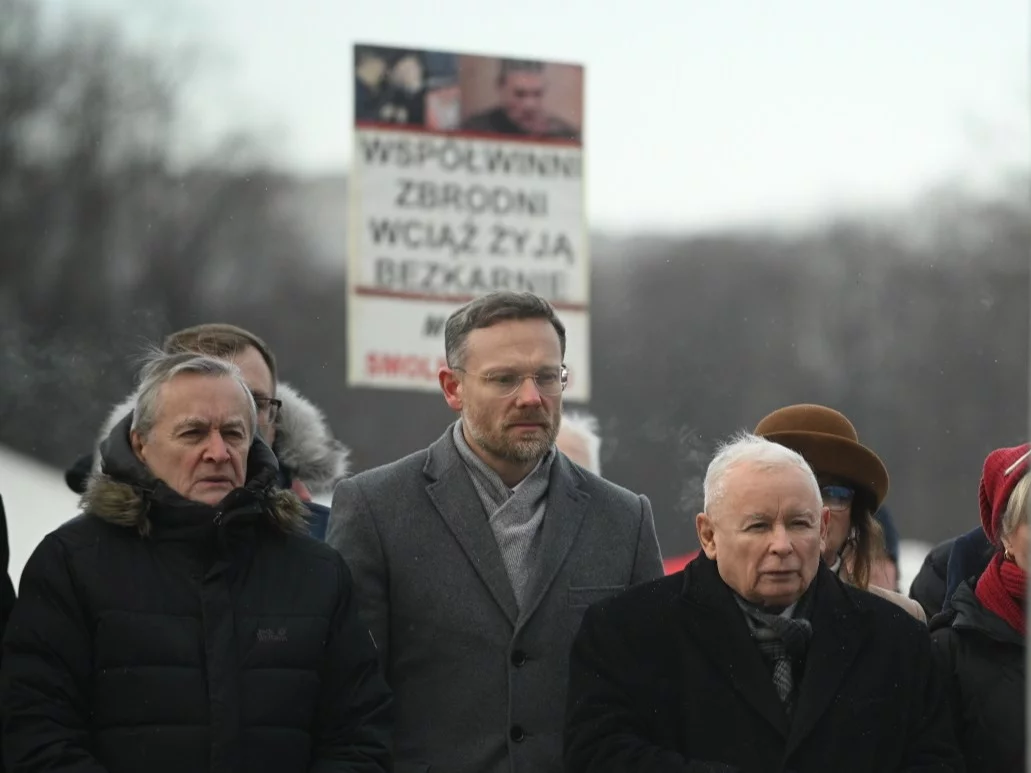 Zbigniew Bogucki (w środku) obok Piotra Glińskiego i Jarosława Kaczyńskiego