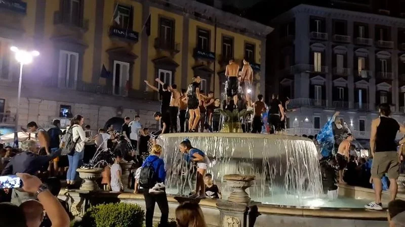 Kibice Napoli świętujący zdobycie Pucharu Włoch