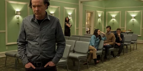 Scena z serialu „Nawiedzony Dom na Wzgórzu”