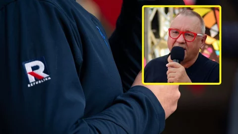 Pracownik TV Republika i Jerzy Owsiak